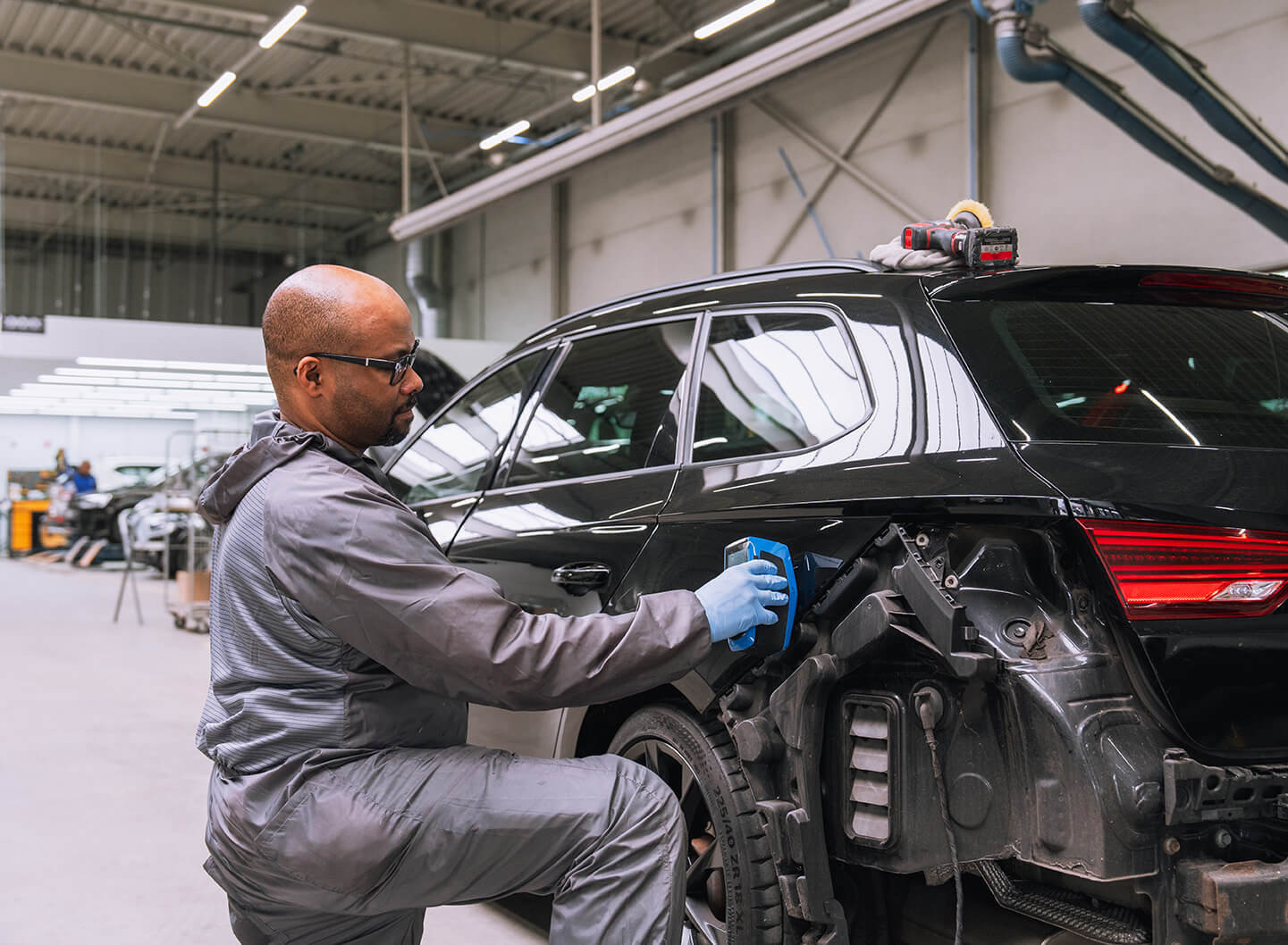 ASN Amsterdam werken aan achterkant auto